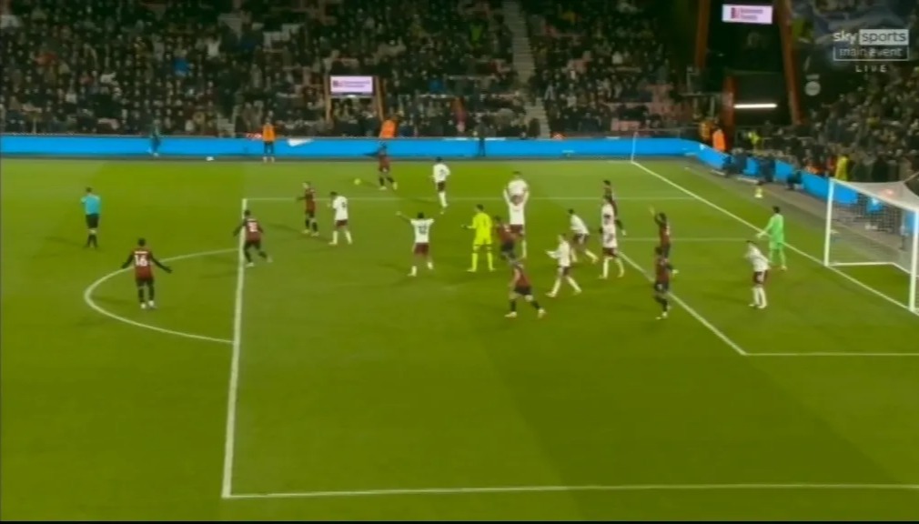 Bournemouth phẫn nộ v&igrave; tiếng c&ograve;i m&atilde;n cuộc g&acirc;y tranh c&atilde;i trước Arsenal - Ảnh 1