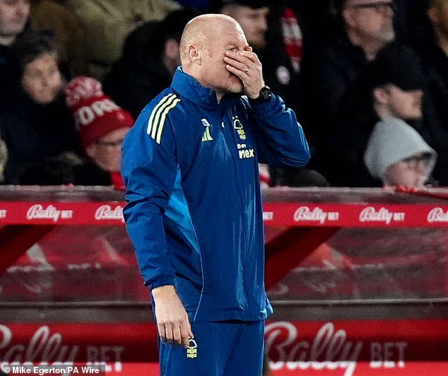 Nottingham Forest sa thải HLV thứ 3 trong m&ugrave;a giải - Ảnh 1