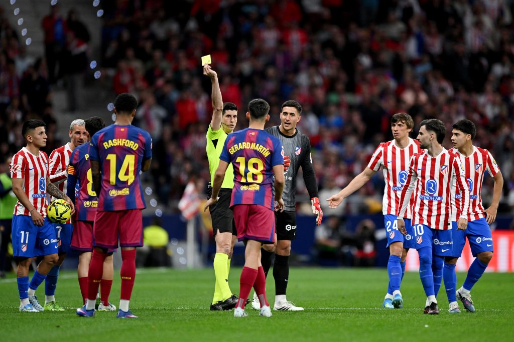 Trọng t&agrave;i thừa nhận sai lầm khi kh&ocirc;ng r&uacute;t thẻ đỏ đuổi cầu thủ Barcelona - Ảnh 1