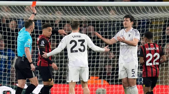 HLV Carrick bức xúc vì Maguire nhận thẻ đỏ, MU rơi điểm