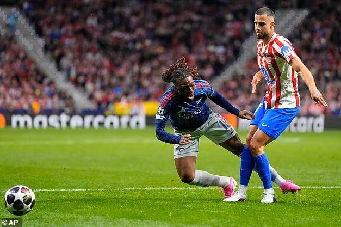 CĐV Arsenal bức xúc vì đội nhà chịu 2 quyết định phạt đền bất lợi